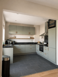Keuken met matte saliegroene gespoten fronten
