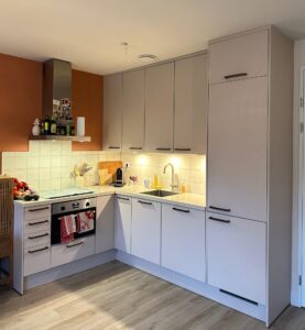 Keuken met bovenkasten tot aan het plafond