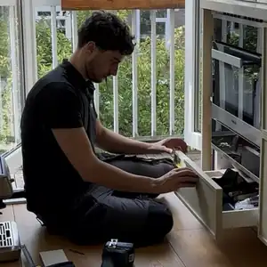 Gijs van Frontique stelt een lade af