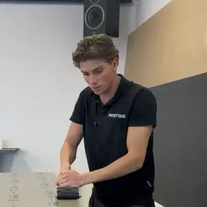 Sam van Frontique in de eigen werkplaats