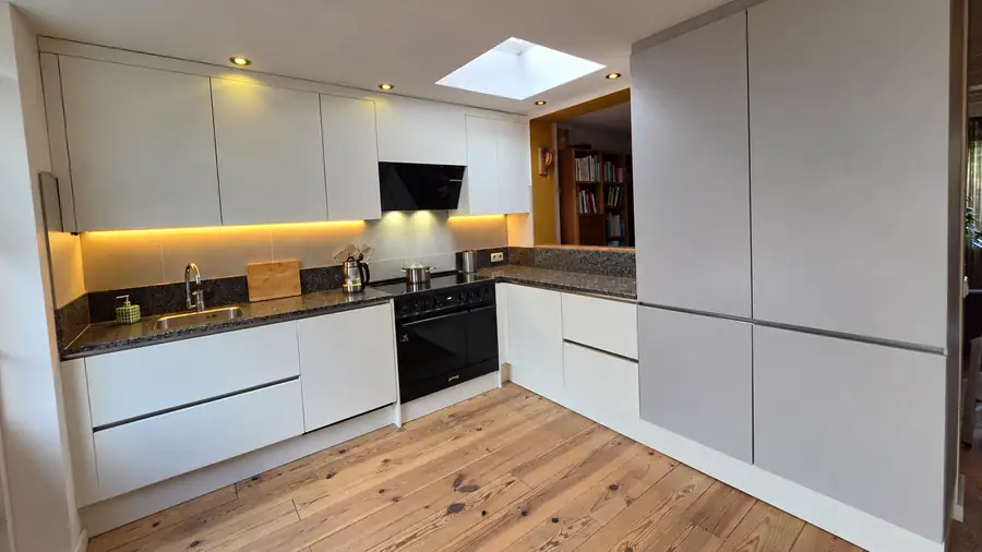Gerenoveerde keuken met nieuwe witte en grijze fronten door Frontique