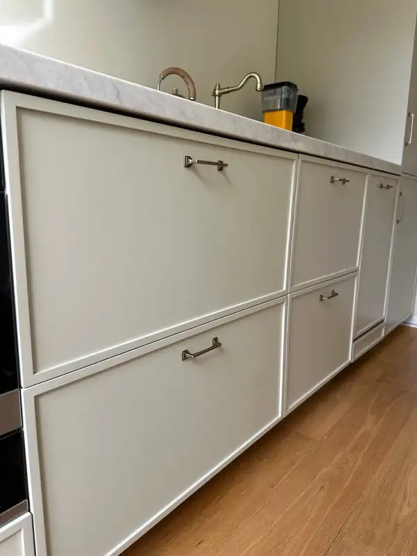 Laden met handgemaakte fronten met sierlijst en nieuwe grepen, keuken Amsterdam