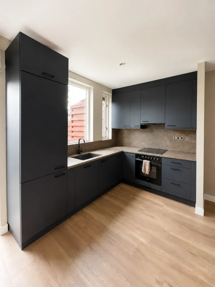 Keuken na de renovatie door Frontique: nieuwe fronten in Deep Sea Blue en een nieuw werkblad