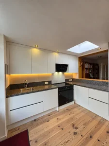 Keuken in Hoorn na de renovatie: nieuwe fronten en maatwerk bovenkasten met led-verlichting
